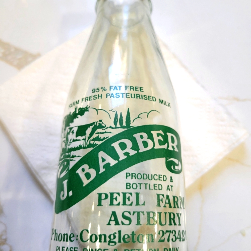 4 English Milk bottles with wire carrier - Picture 4 of 7